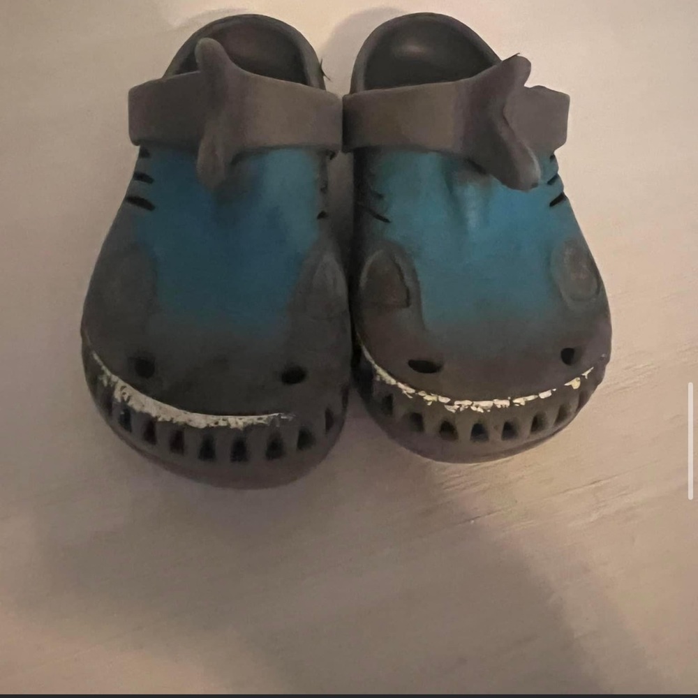 Gently used toddler boys shoes.  Size 7/8